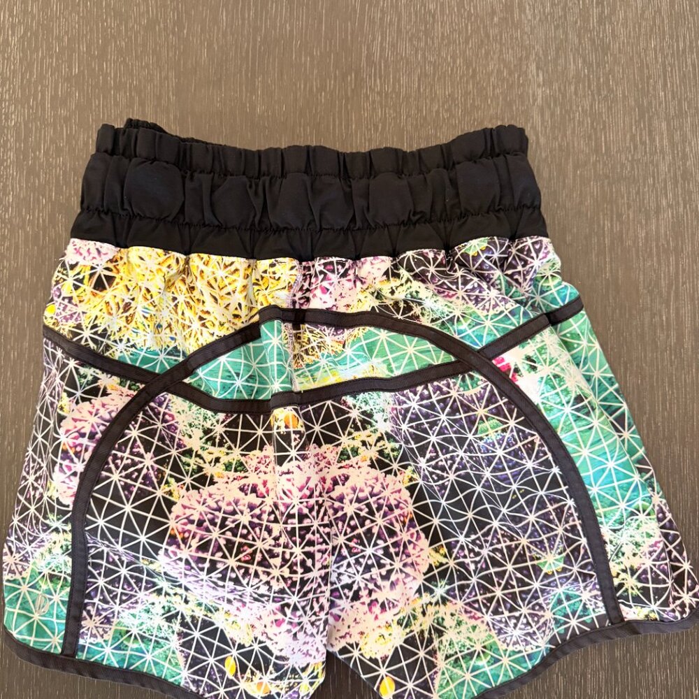 Lululemon Tracker Low-Rise Shorts 4" Lined - Picture 2 of 2